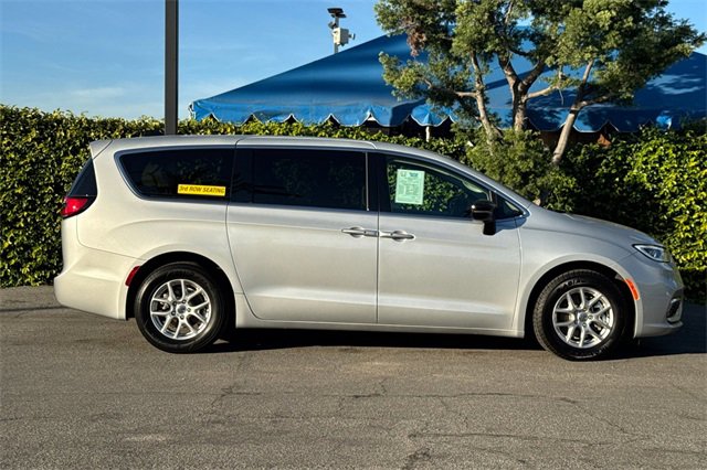 Used 2024 Chrysler Pacifica Touring-L image 3