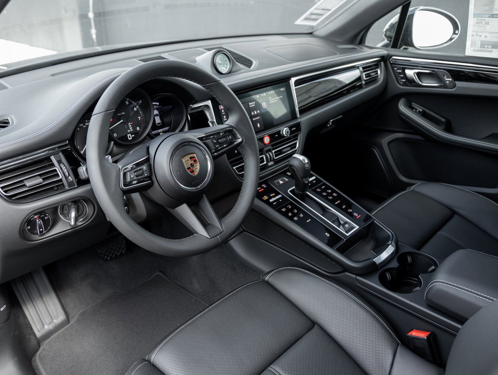 Certified 2025 Porsche Macan image 4