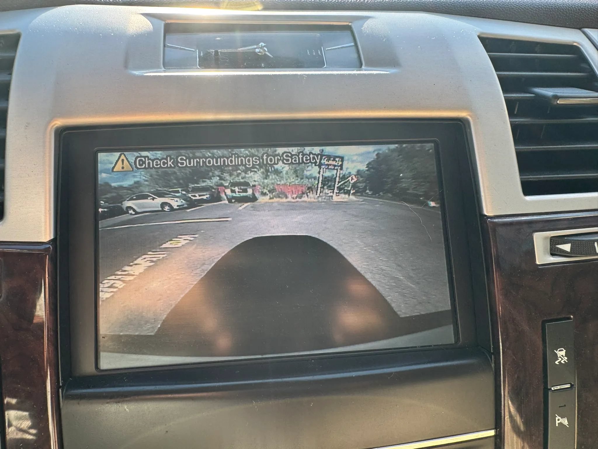 Used 2011 Cadillac Escalade Luxury AWD/4WD image 18