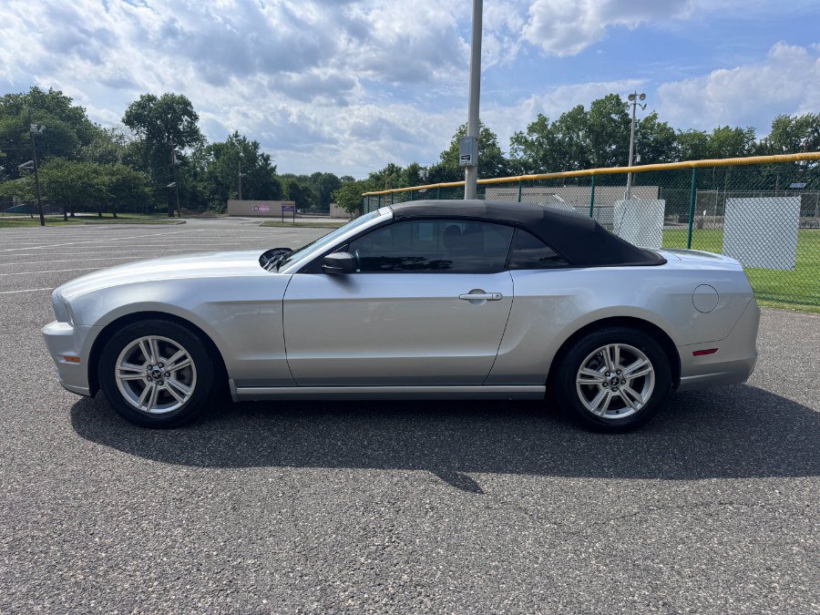 Used 2013 Ford Mustang Convertible RWD image 4