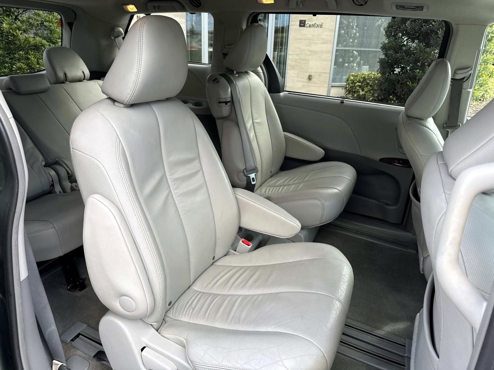 Used 2014 Toyota Sienna XLE image 18