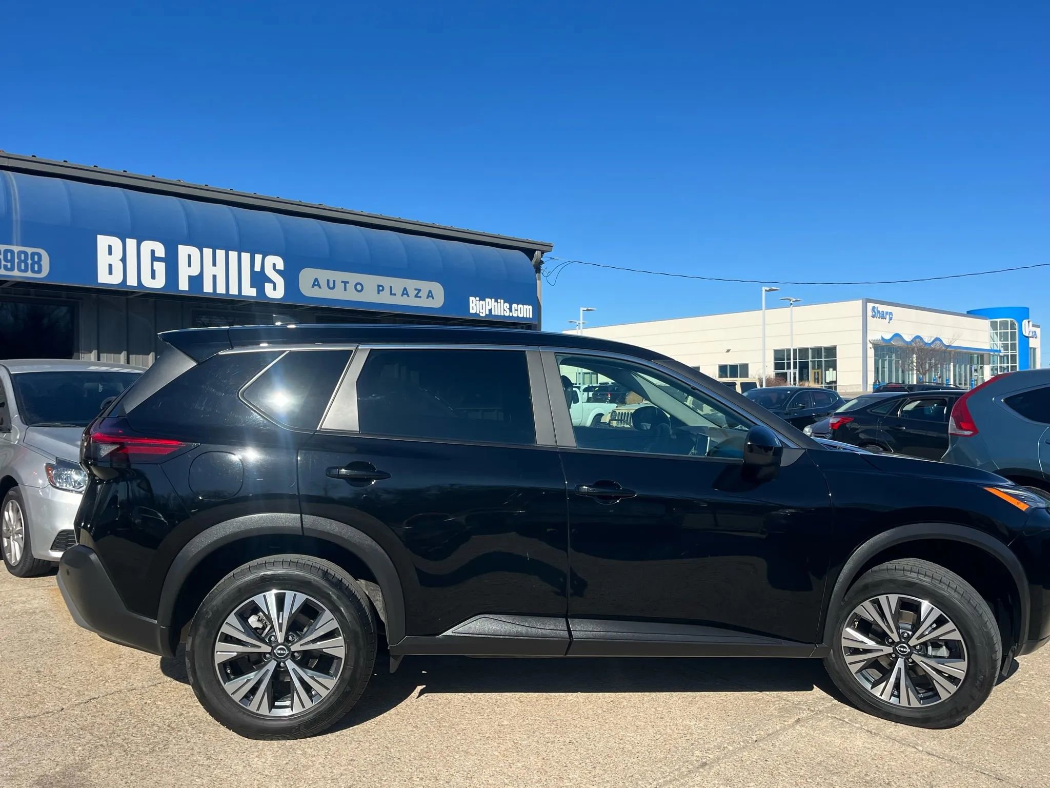 Used 2023 Nissan Rogue SV image 4