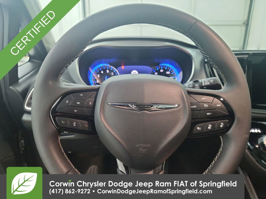 Certified 2025 Chrysler Pacifica Limited image 22