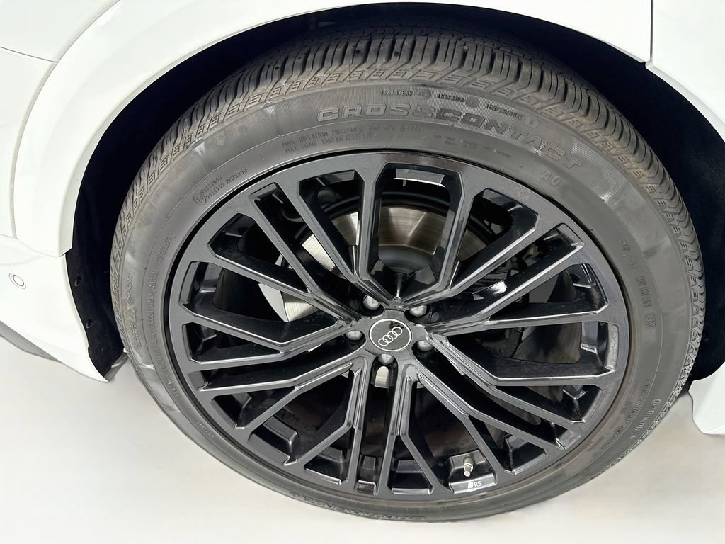 Certified 2025 Audi SQ8 Prestige AWD/4WD image 32