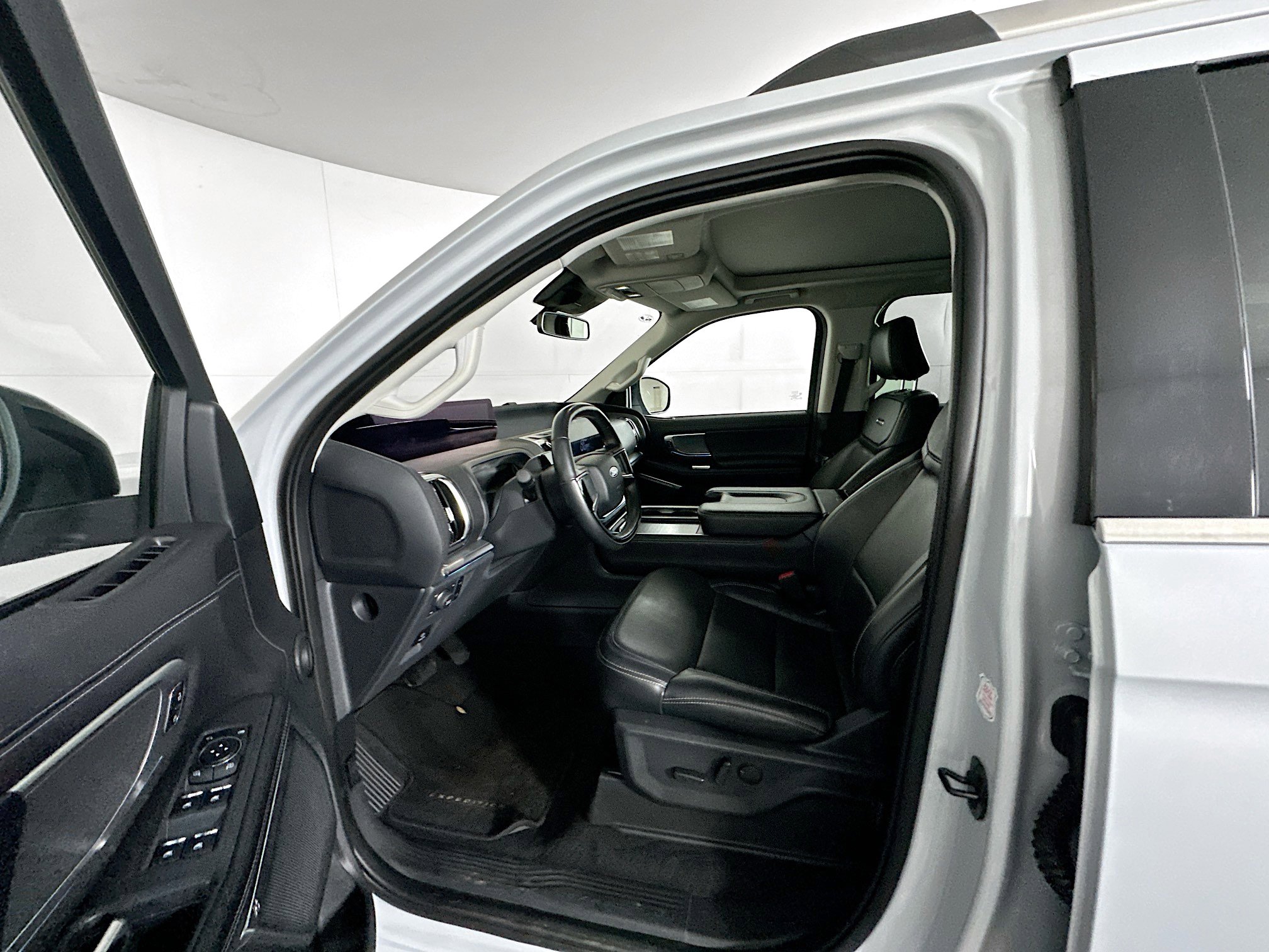 Used 2025 Ford Expedition Platinum image 13