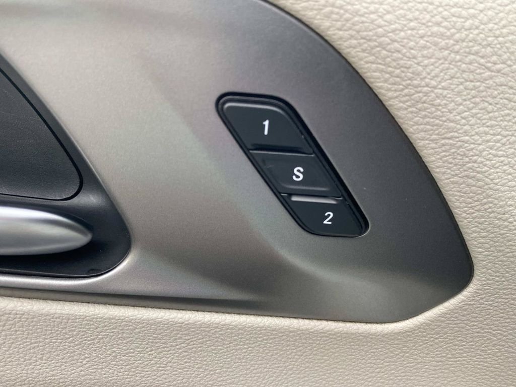 Used 2023 Chrysler Pacifica Touring-L FWD image 17