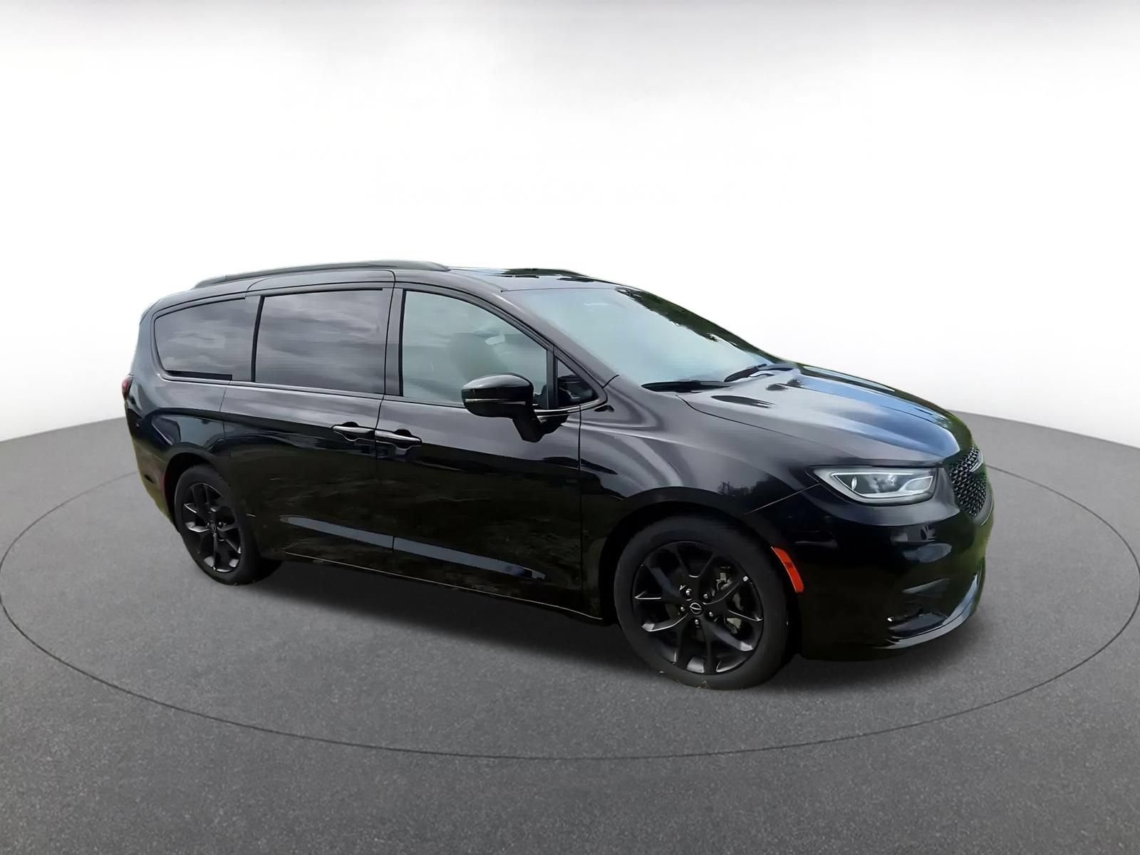 Used 2025 Chrysler Pacifica Limited FWD image 2
