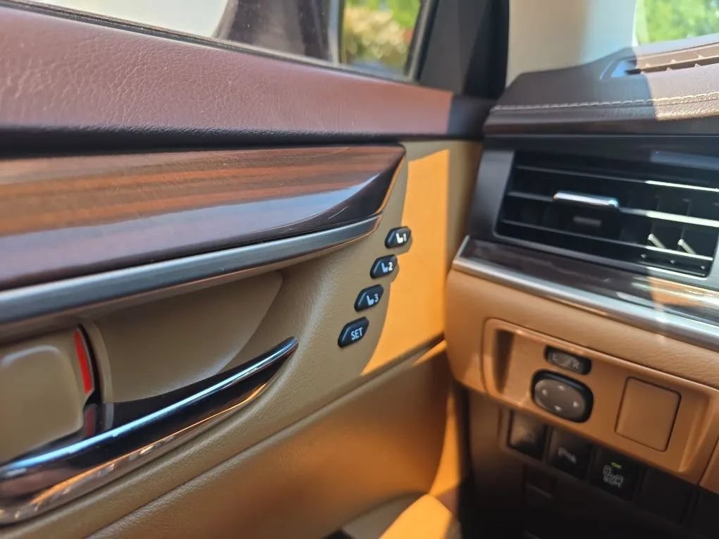 Used 2018 Lexus ES 350 w/ Luxury Package w/Wood Trim FWD image 26