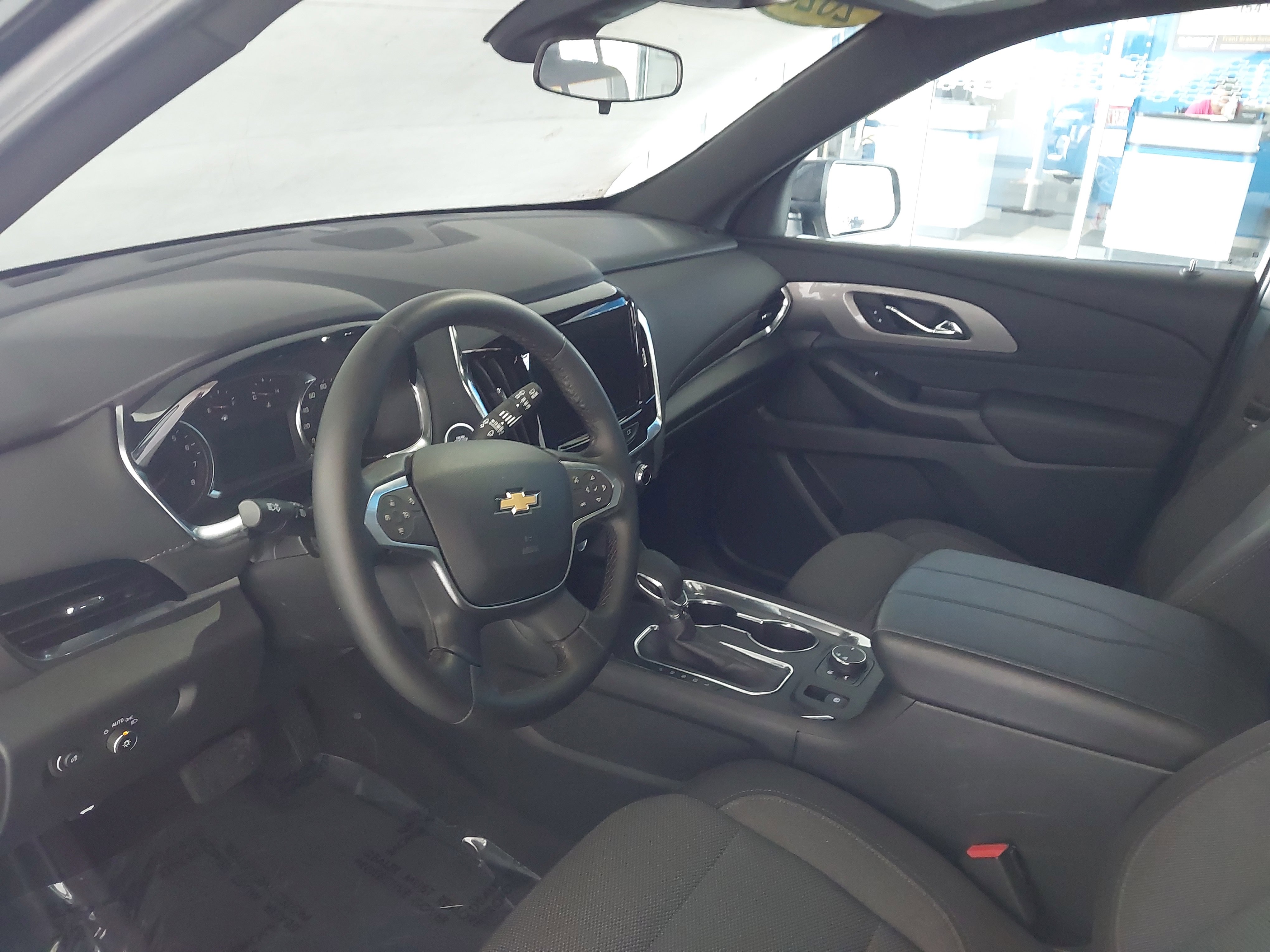 Used 2023 Chevrolet Traverse LT image 2