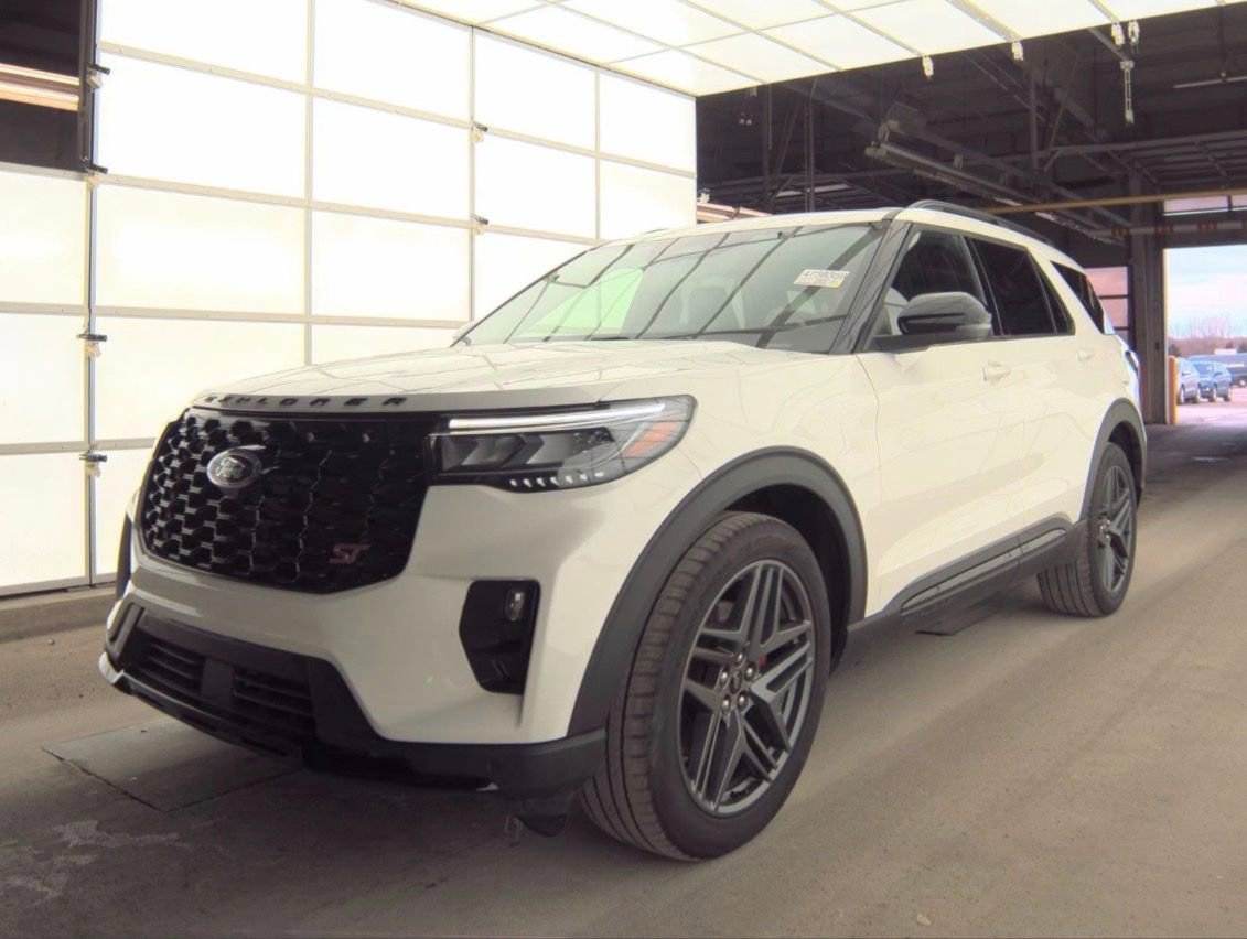 Used 2025 Ford Explorer ST image 2