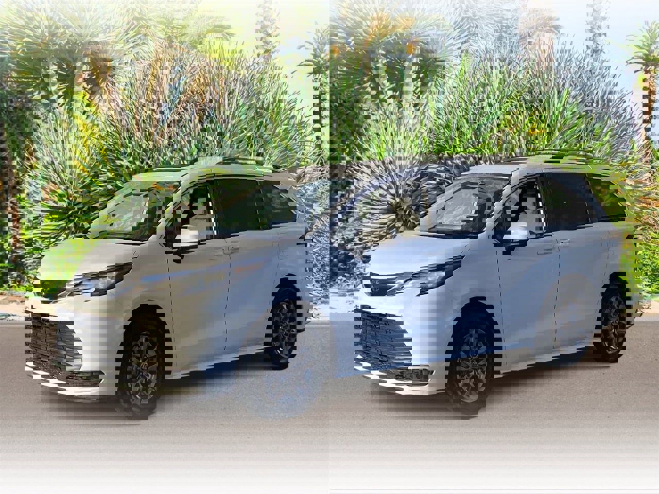 Used 2023 Toyota Sienna LE image 1