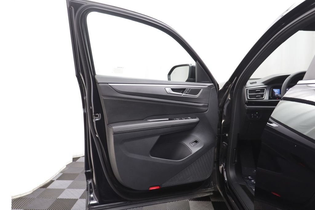 Certified 2024 Volkswagen Atlas Cross Sport SE AWD/4WD image 4
