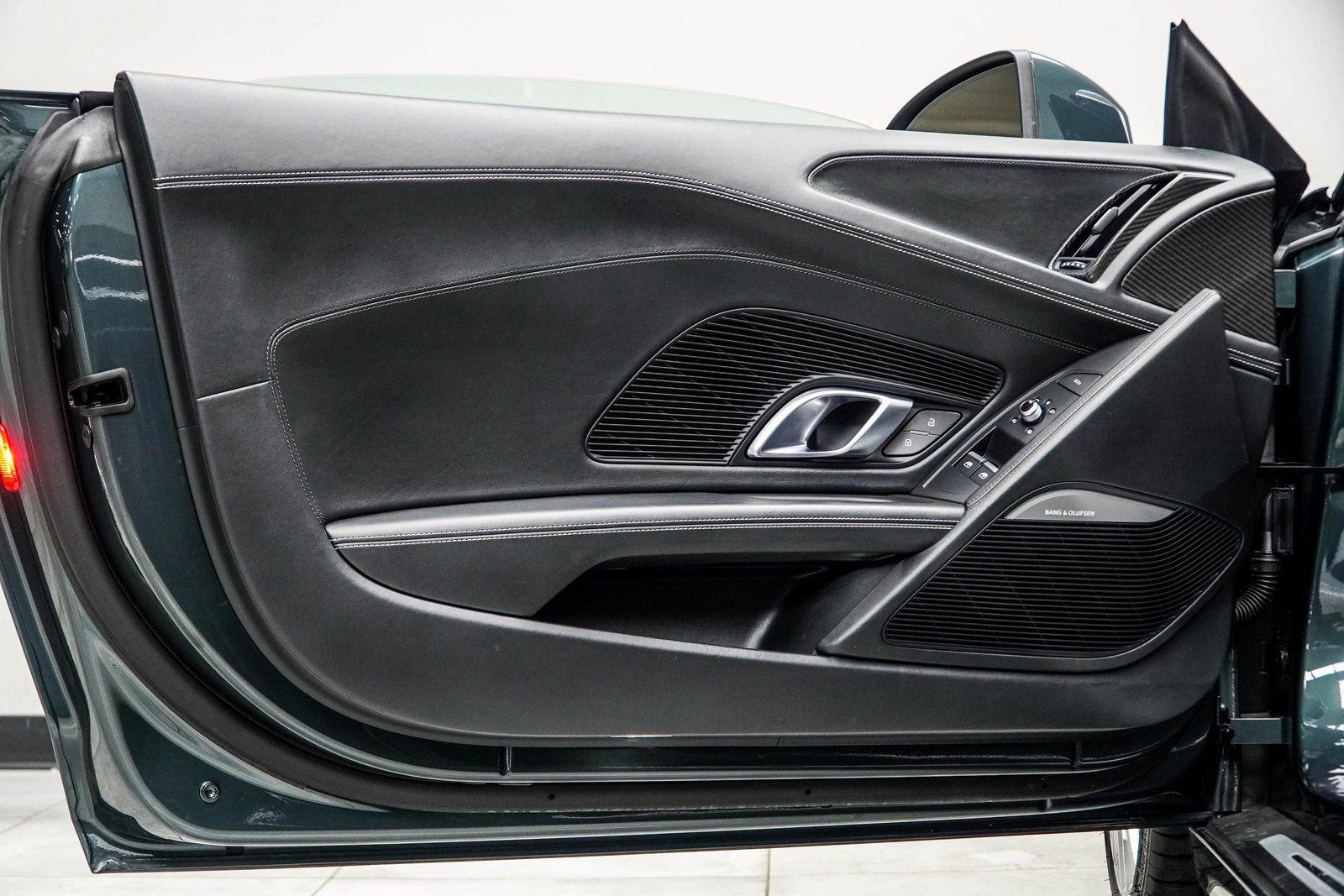 Used 2017 Audi R8 V10 w/ Carbon Exterior Package image 42