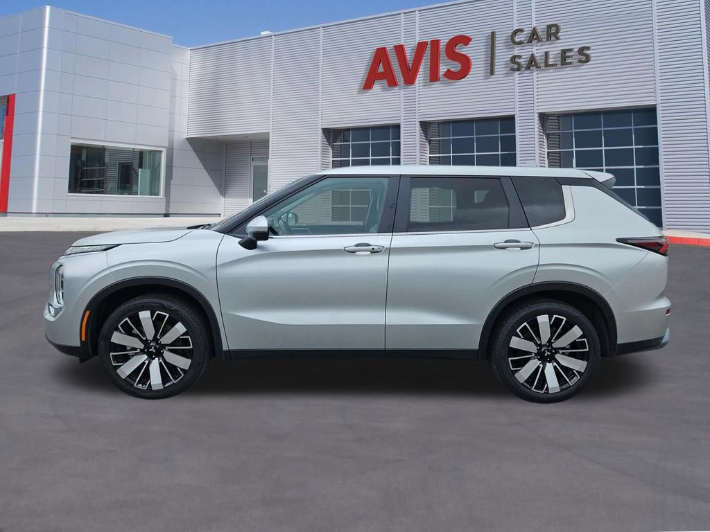 Used 2025 Mitsubishi Outlander SE FWD image 2