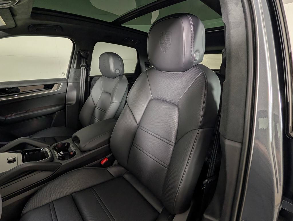 New 2026 Porsche Cayenne Turbo AWD/4WD image 5