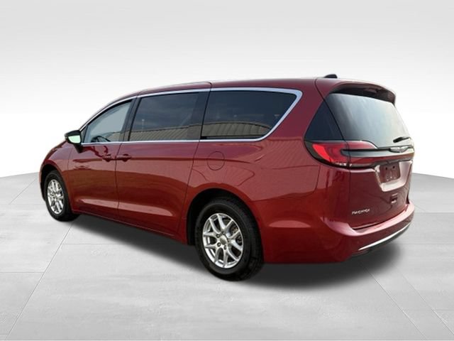 Used 2024 Chrysler Pacifica Touring-L FWD image 2