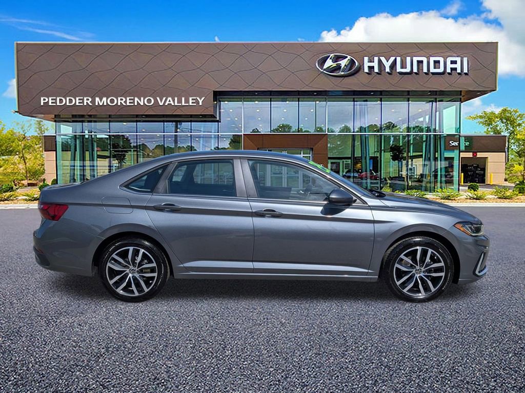 Used 2025 Volkswagen Jetta SE image 3