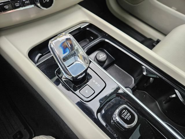 Certified 2023 Volvo XC60 B5 Ultimate w/ Protection Package Premier AWD/4WD image 25
