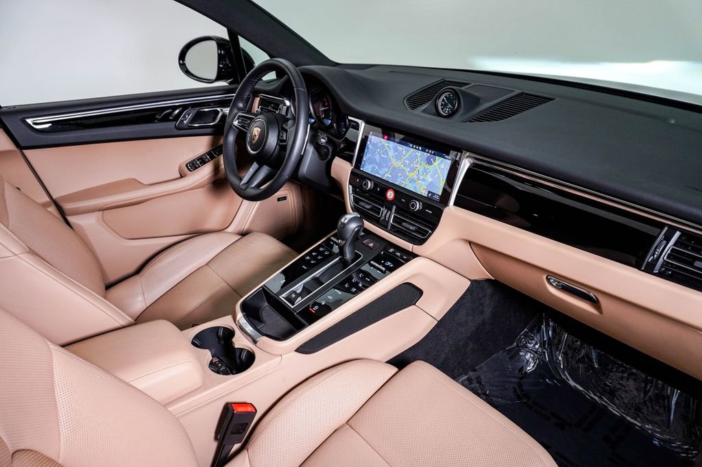 Certified 2025 Porsche Macan image 14