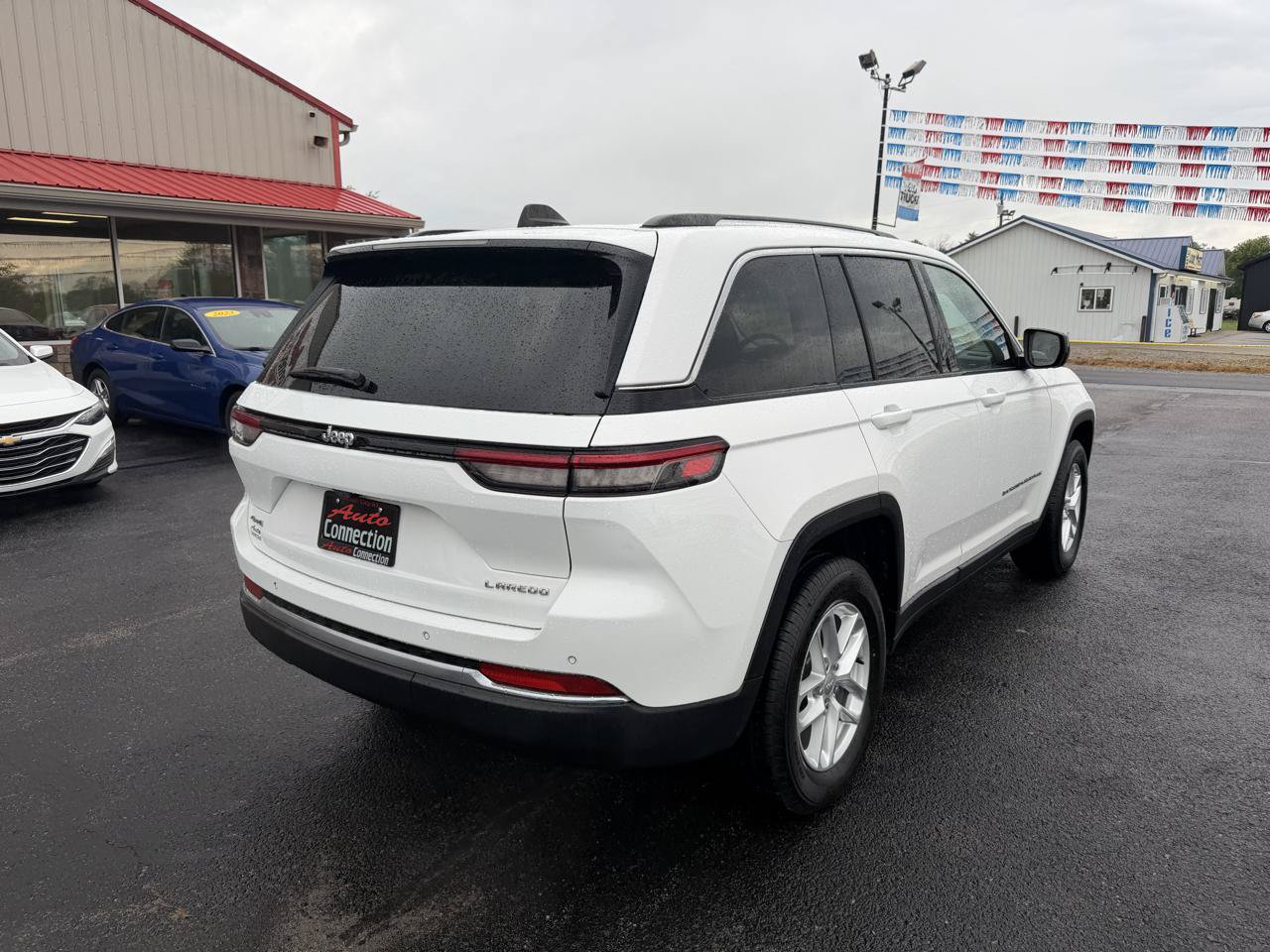 Used 2023 Jeep Grand Cherokee Laredo w/ Trailer Tow Prep Group (B) AWD/4WD image 4