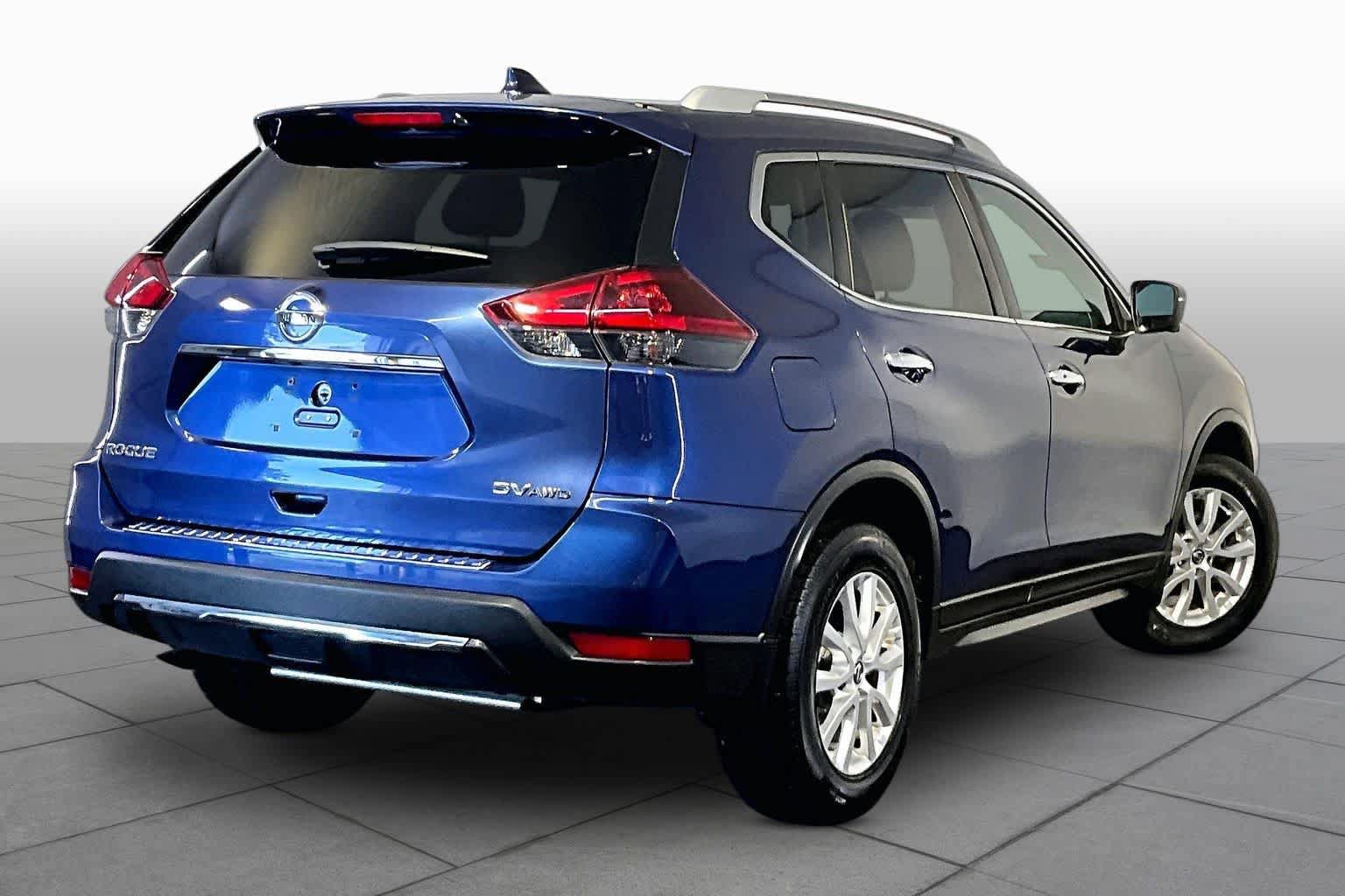 Used 2018 Nissan Rogue SV w/ Sun & Sound Touring Package AWD/4WD image 13