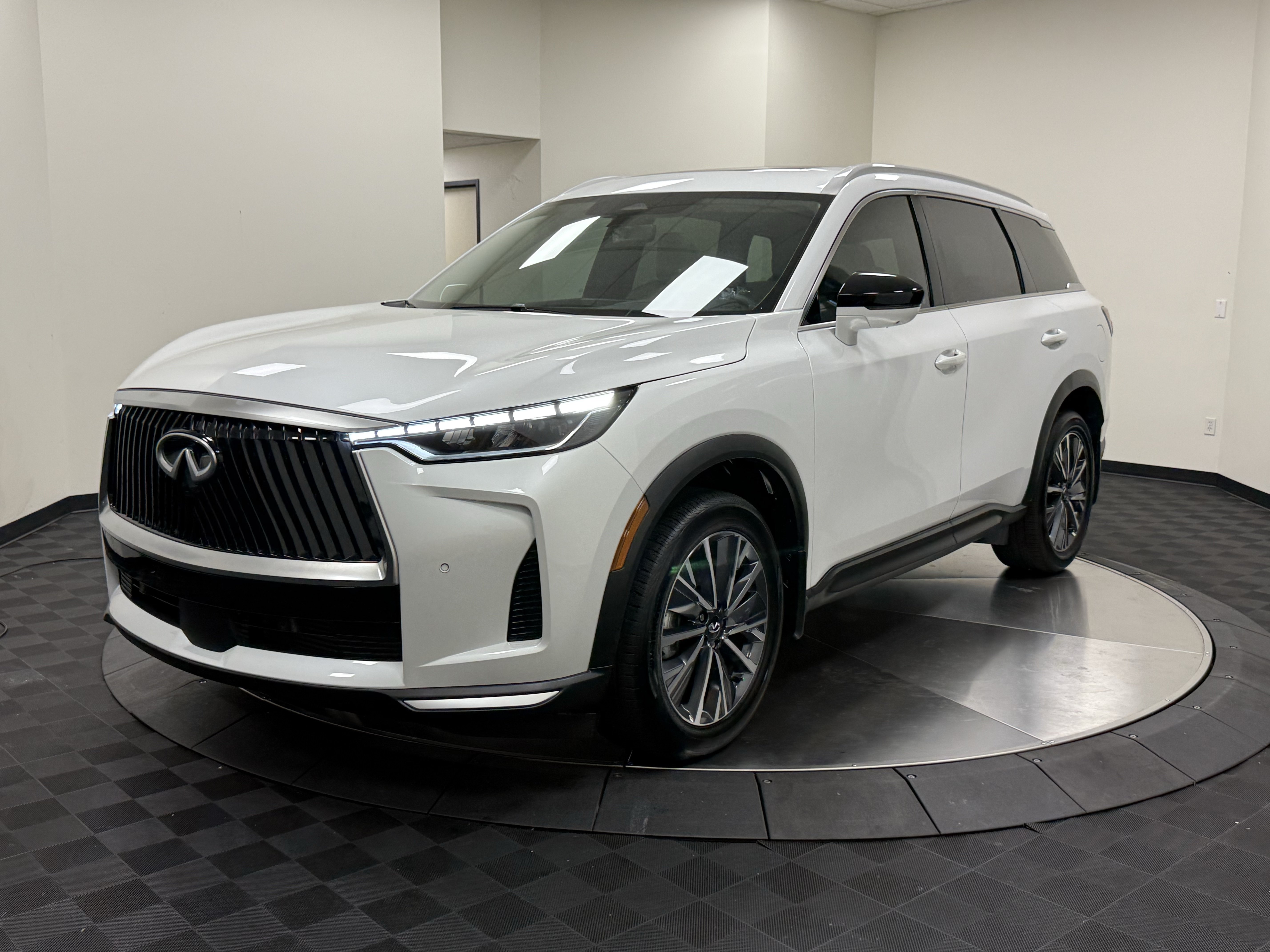 Certified 2027 INFINITI QX60 Luxe w/ Cargo Package FWD image 3