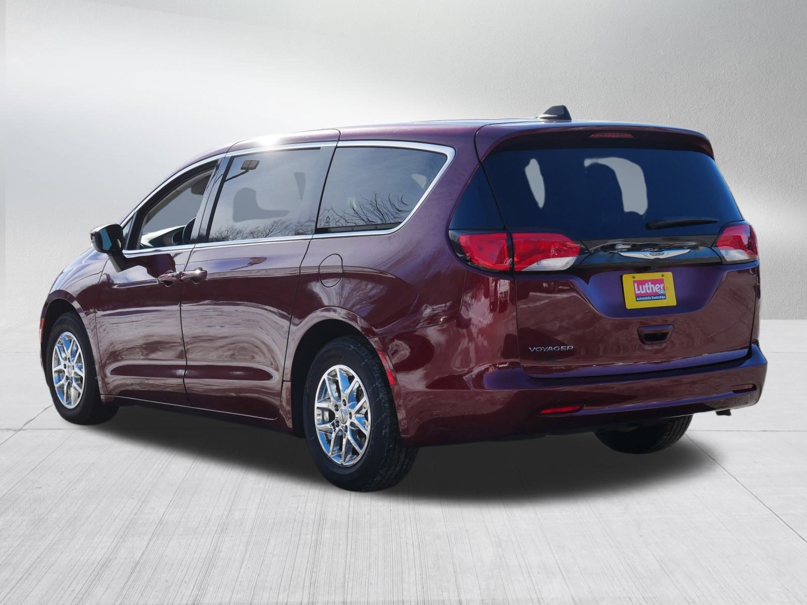 Used 2022 Chrysler Voyager LX image 5