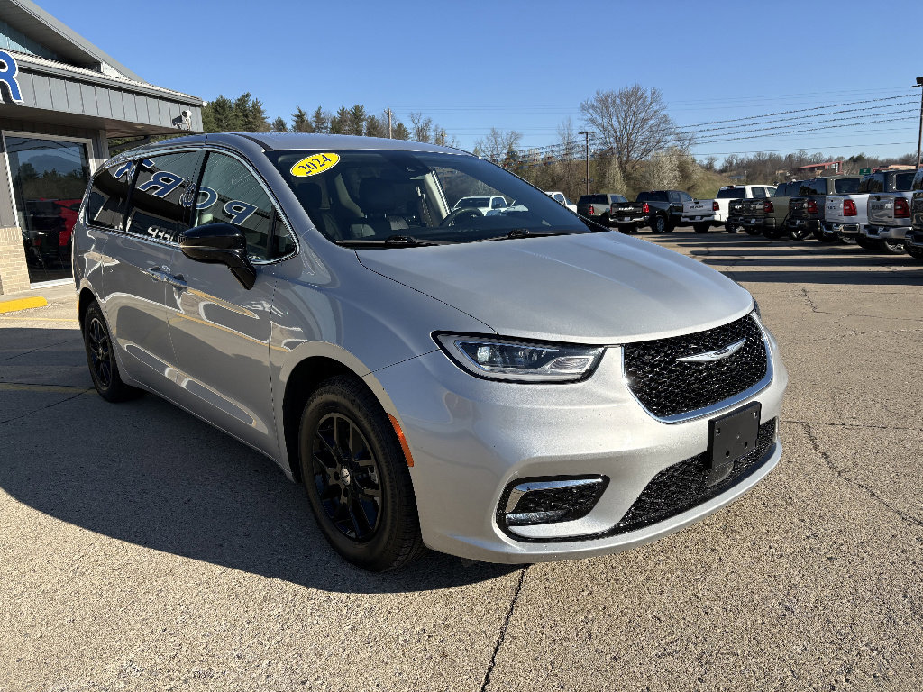 Used 2024 Chrysler Pacifica Touring-L image 7