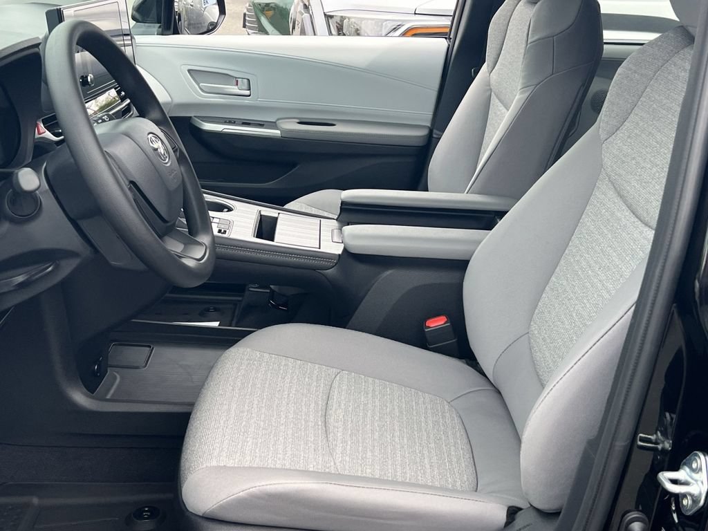 Used 2026 Toyota Sienna LE FWD image 7