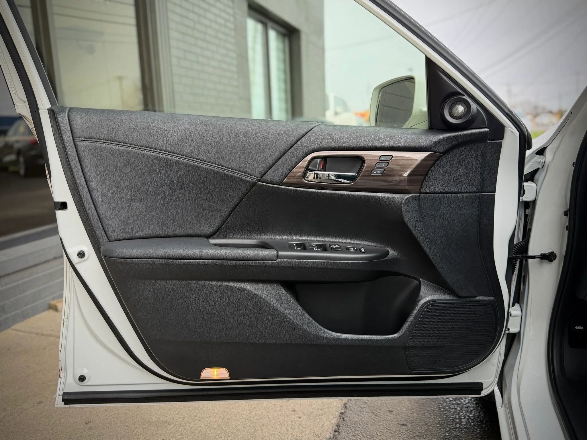 Used 2017 Honda Accord EX-L image 7