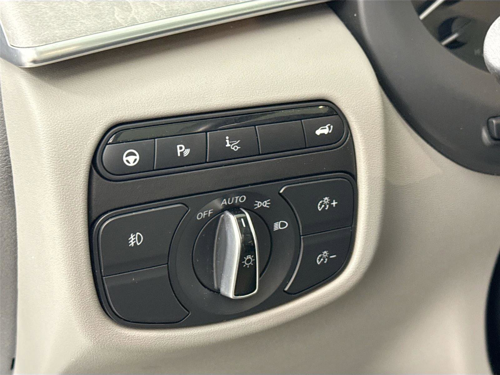 Used 2023 INFINITI QX50 Sensory image 16