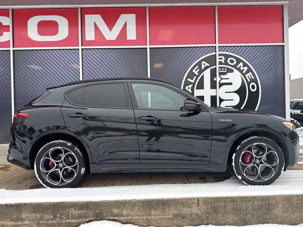 Used 2023 Alfa Romeo Stelvio Veloce image 2
