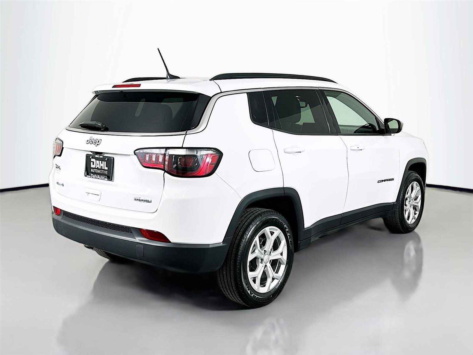 Used 2024 Jeep Compass Latitude image 13