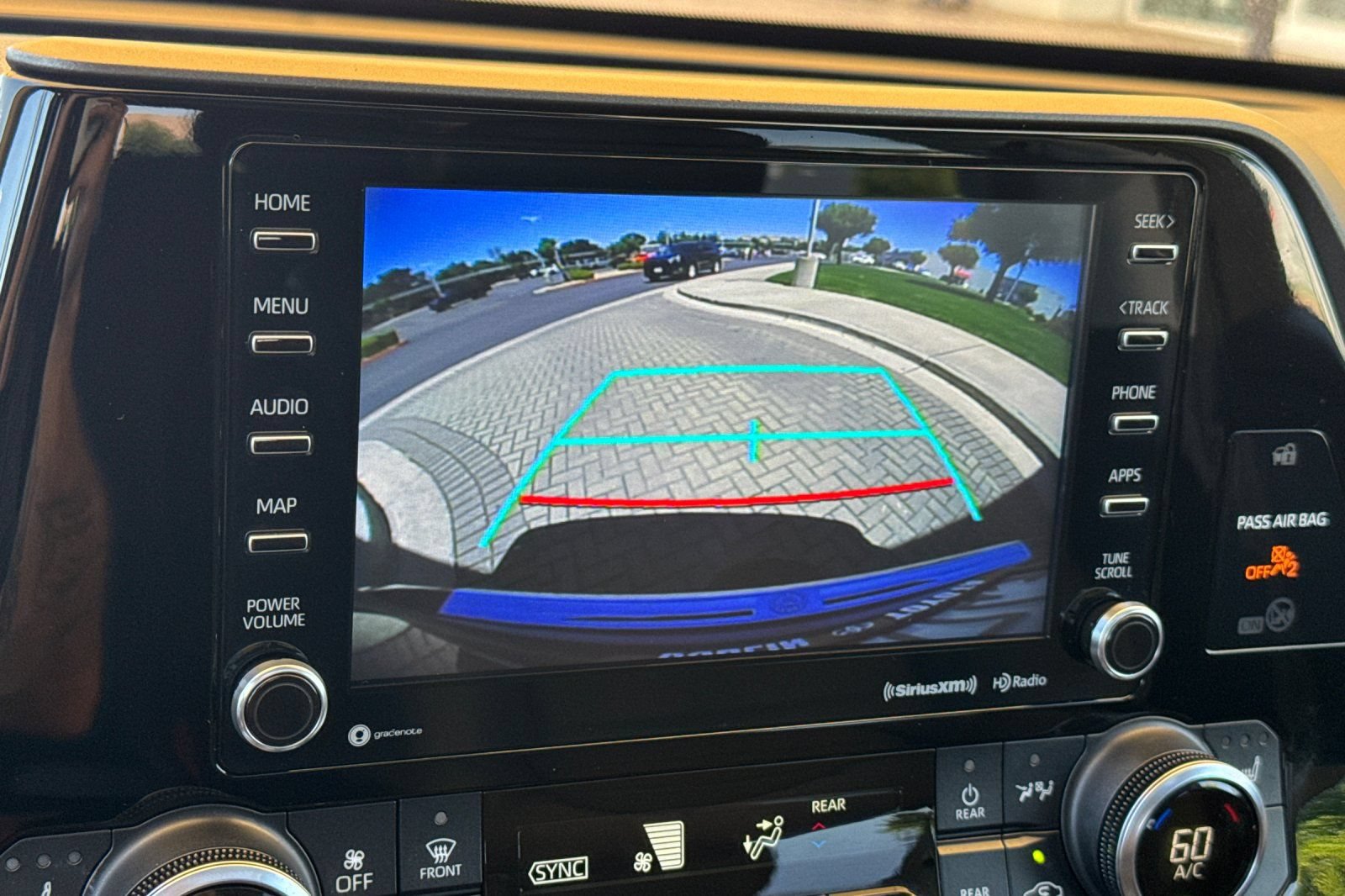 Used 2022 Toyota Highlander XLE FWD image 25