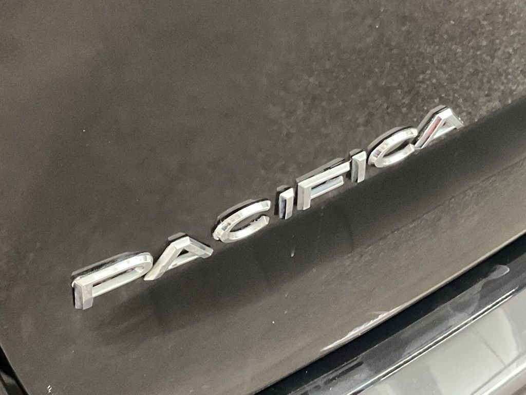Used 2020 Chrysler Pacifica Touring-L FWD image 22
