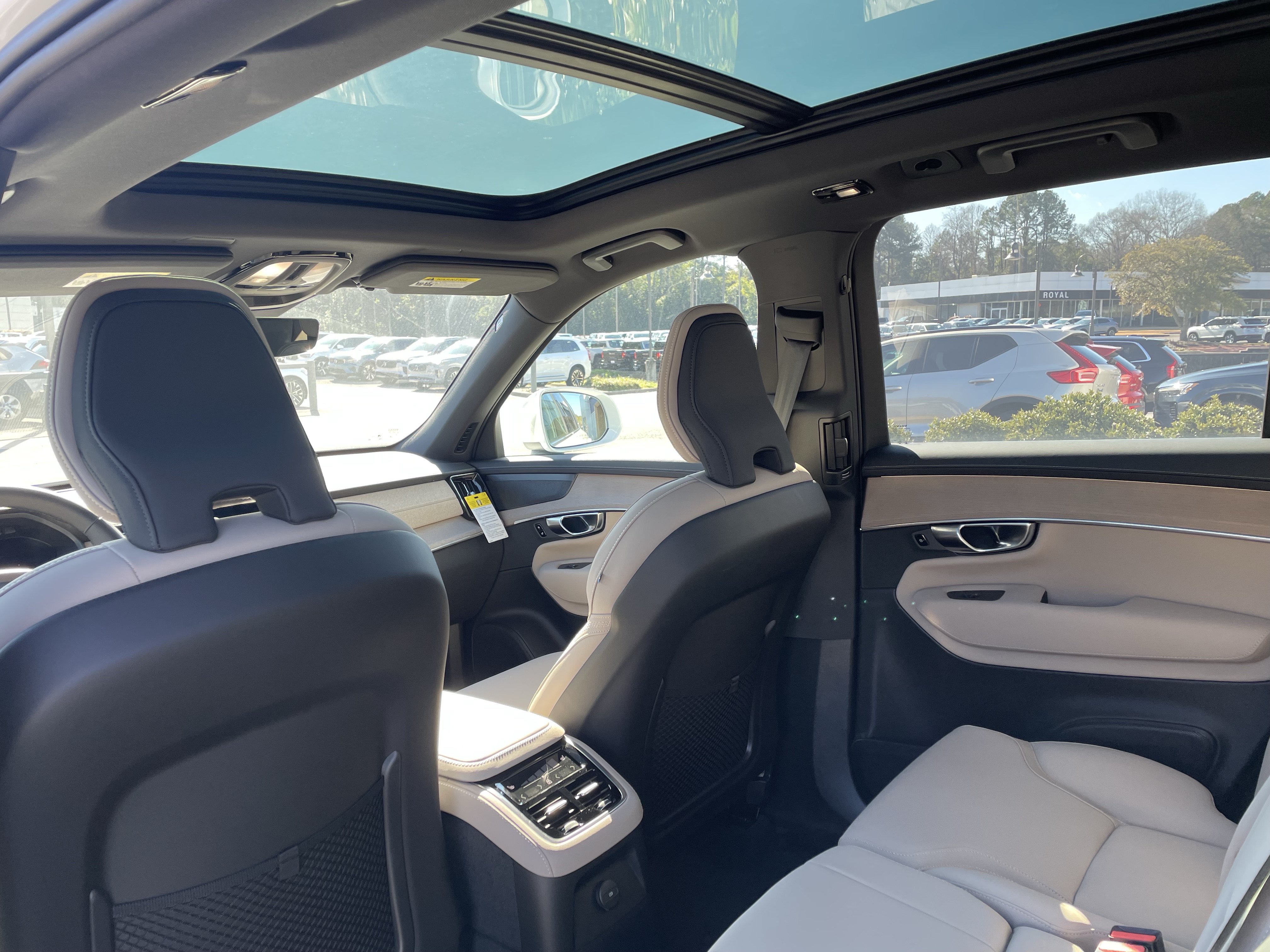 New 2026 Volvo XC90 T8 Plus w/ Protection Package Premier AWD/4WD image 11