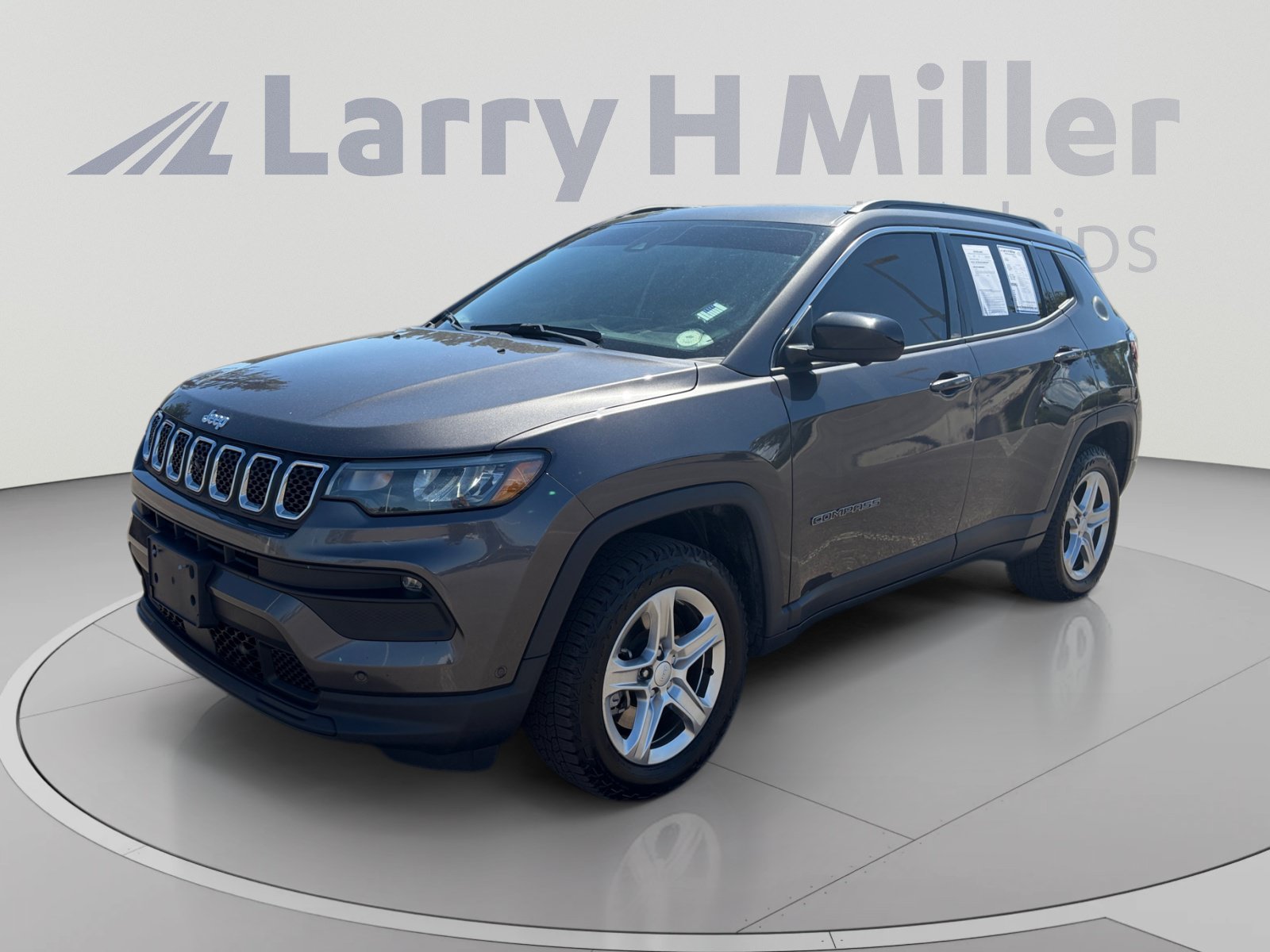 Used 2023 Jeep Compass Latitude w/ Sun and Sound Group AWD/4WD image 1