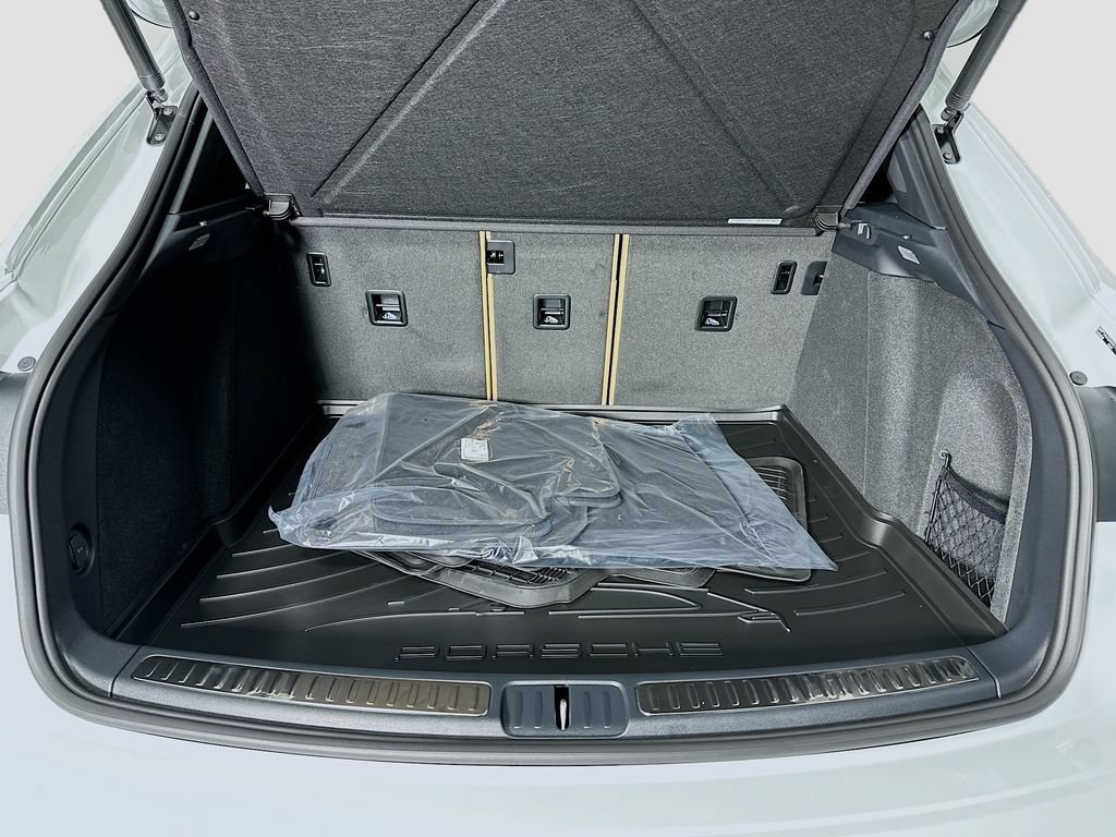 Certified 2026 Porsche Macan AWD/4WD image 28