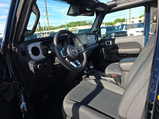 Used 2025 Jeep Wrangler Unlimited Sahara AWD/4WD image 16