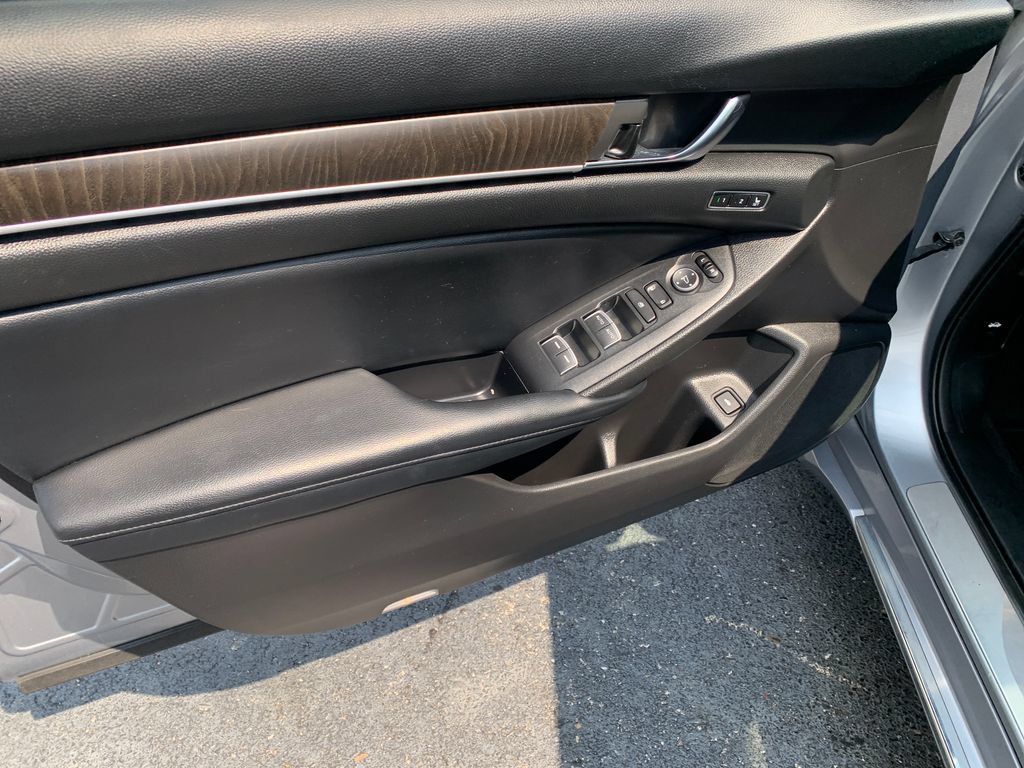 Used 2018 Honda Accord Touring image 18