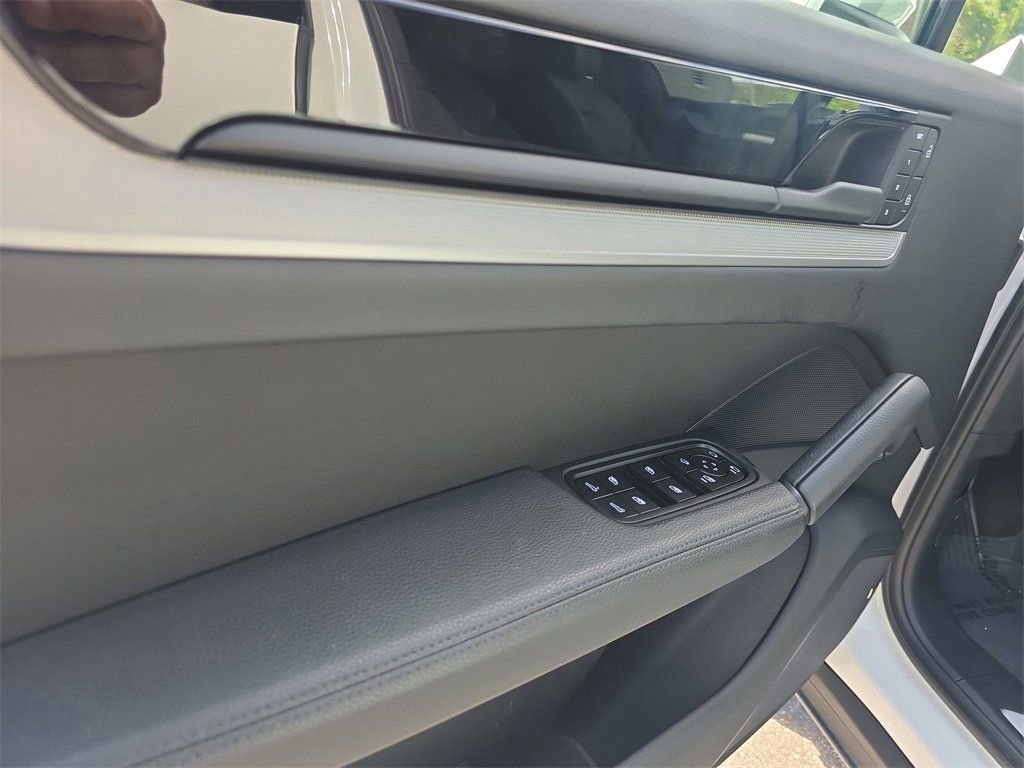 Certified 2025 Porsche Cayenne image 24