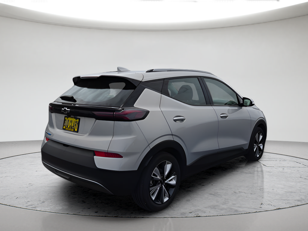 Used 2022 Chevrolet Bolt EUV LT w/ Convenience Package FWD image 3