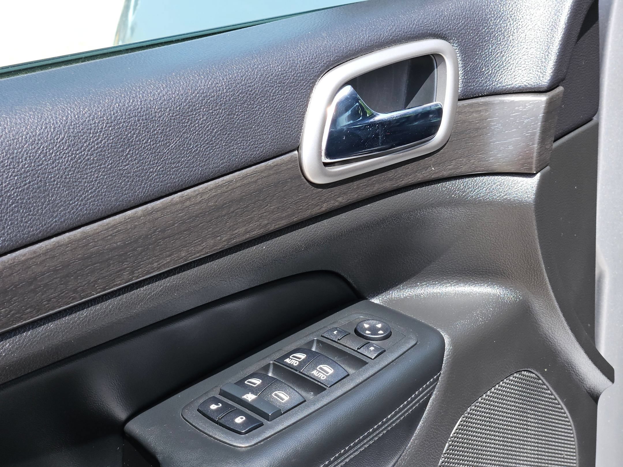 Used 2018 Jeep Grand Cherokee Altitude RWD image 12