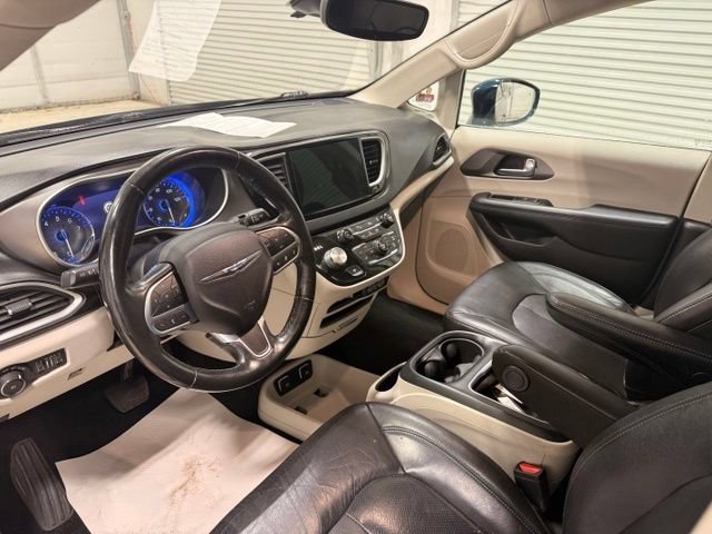 Used 2021 Chrysler Pacifica Touring-L FWD image 7