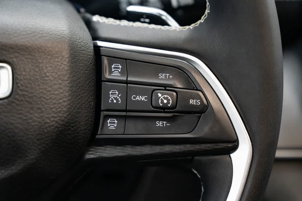 Used 2023 Jeep Grand Cherokee Laredo X AWD/4WD image 15