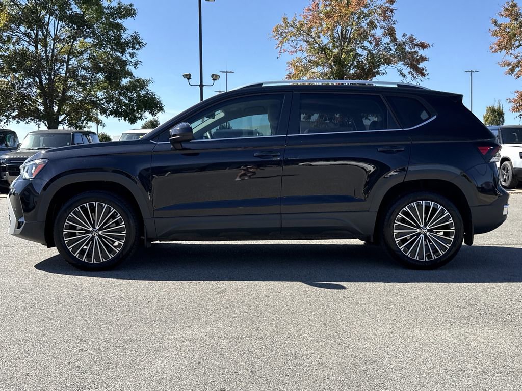 Used 2025 Volkswagen Taos SE image 3