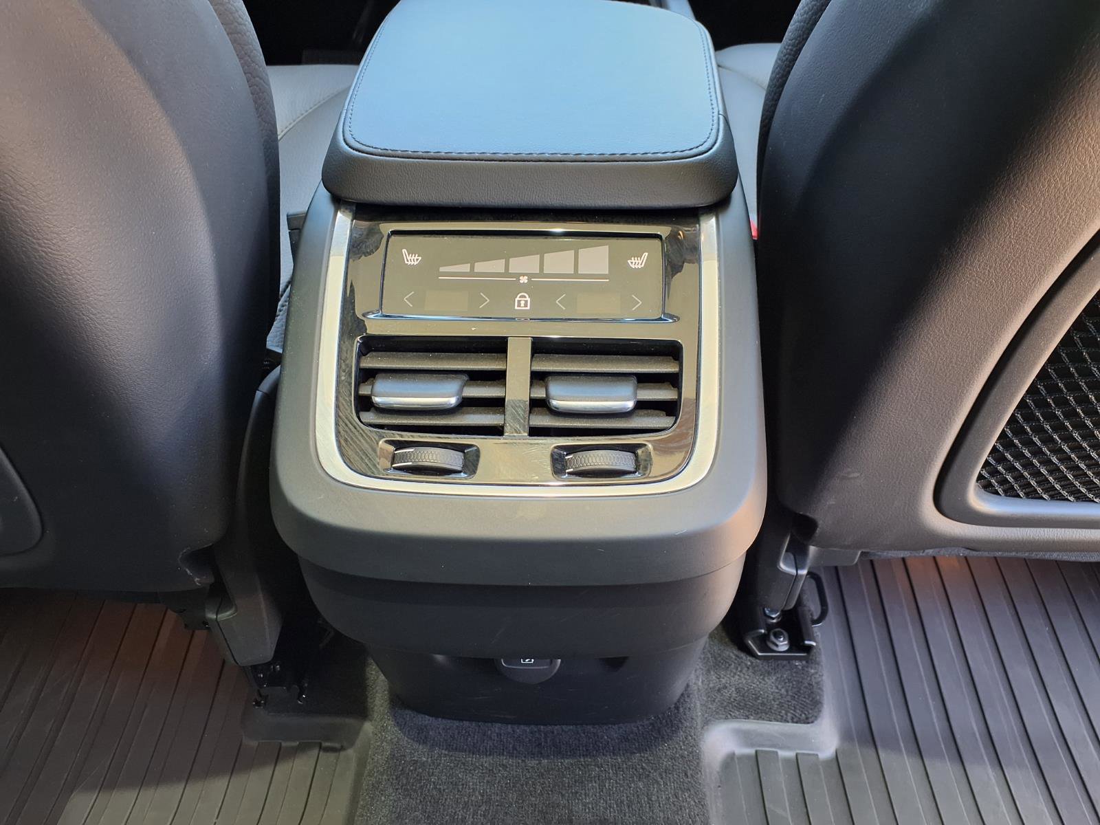 Certified 2024 Volvo XC90 B6 Plus image 16