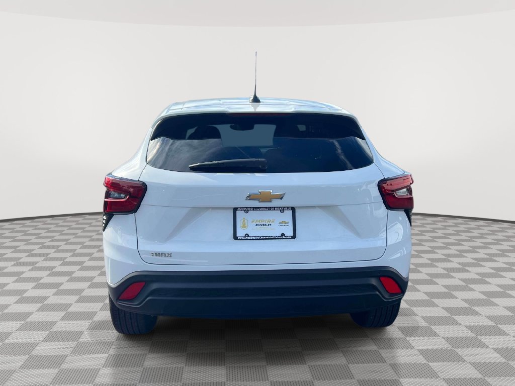 Used 2024 Chevrolet Trax LS w/ LS Convenience Package FWD image 4