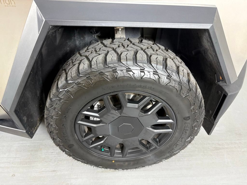 Used 2024 Tesla Cybertruck AWD Crew Cab image 10