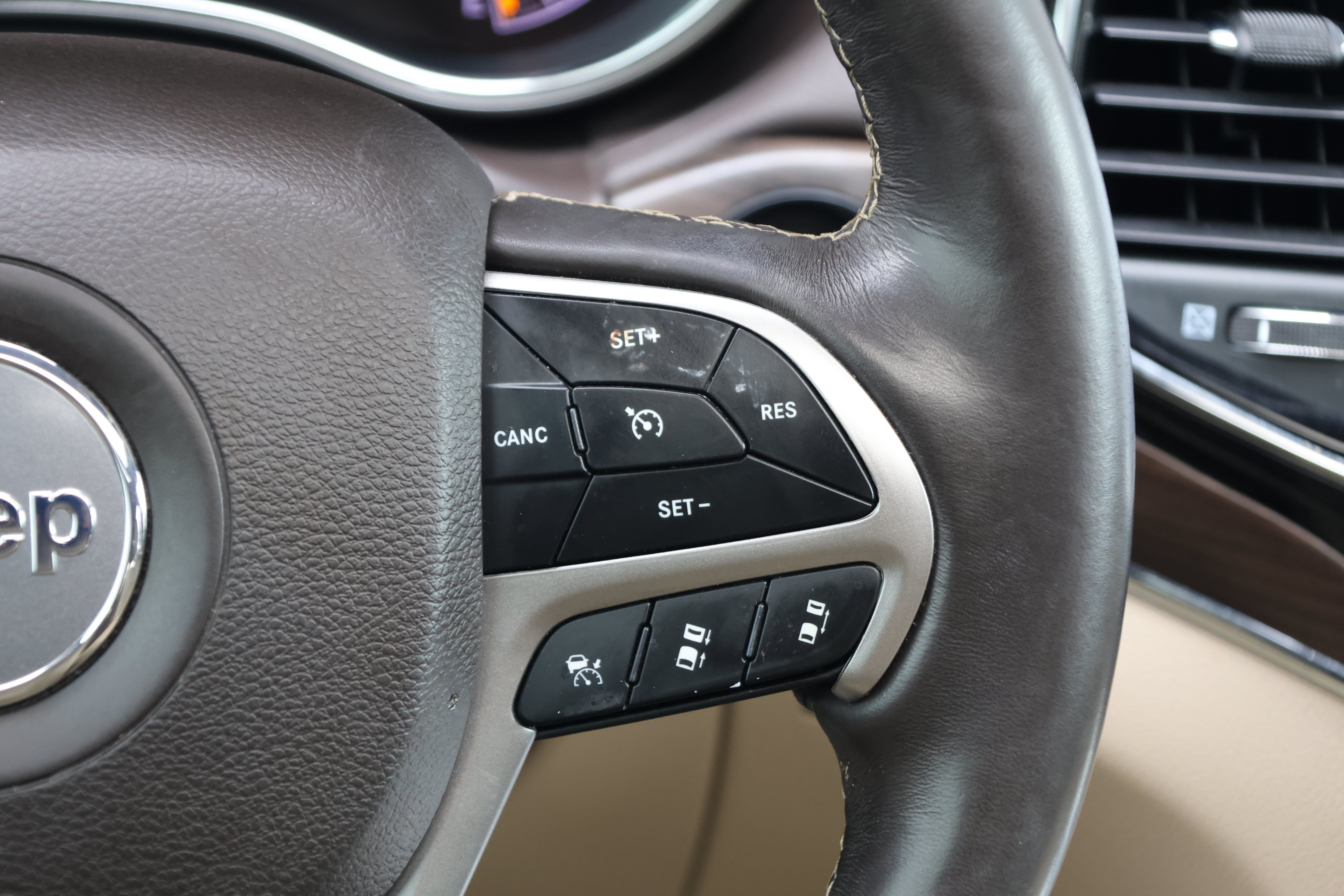 Used 2019 Jeep Grand Cherokee Overland AWD/4WD image 21
